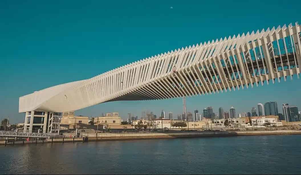 جسر دبي الملتوي